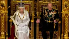 La reina Isabel II y el príncipe Felipe en la Cámara de los Lores en Londres