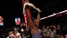 Bianca Belair festeja su victoria en Wrestlemania 37