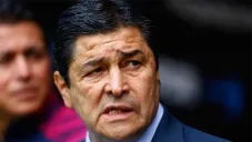 Luis Fernando Tena, preocupado en un juego de Chivas