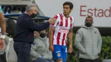 Vucetich habla con JJ Macías en el terreno de juego