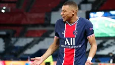 Kylian Mbappé durante un duelo con el PSG