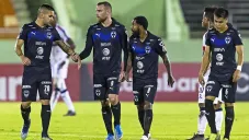 Elementos de Rayados festejan un gol