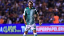 Andrés Guardado durante un duelo con el Betis