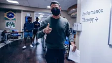 Chicharito Hernández: Felicitó a Checo Pérez que saldrá segundo en GP de la Emilia Romaña