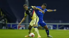 Córdova y Escobar disputan el balón en un Clásico