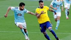 Néstor Araujo disputa un balón