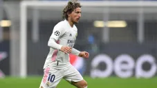 Luka Modric durante un duelo con el Real Madrid