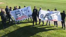 Aficionados del Manchester United protestaron en el club