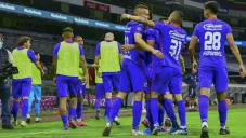 Jugadores de Cruz Azul festejan un gol en el Azteca