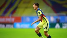 Mauro Lainez durante un partido con América