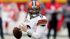 NFL: Browns extienden contratos de Mayfield y Ward por quinto año