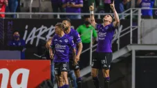 Michael Rangel es felicitado por su anotación