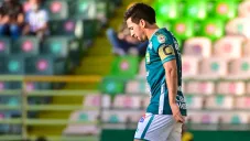 Fernando Navarro durante un duelo con León