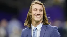 Trevor Lawrence sonríe llegando a un evento