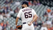 José Urquidy en el partido ante Seattle