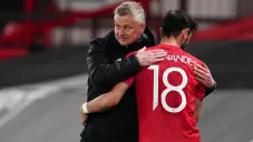 Solskjaer abraza a Fernandes al salir del campo