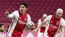 Edson Álvarez celebra anotación con el Ajax