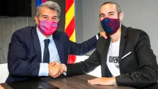 Óscar Mingueza junto con Laporta tras renovar contrato