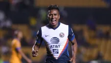 Aquino en un partido con América