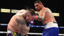 Chris Arreola golpeando a Andy Ruiz durante un combate