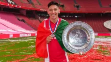 Edson con el trofeo de la Eredivisie