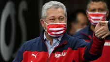 El técnico del Rebaño saluda a una aficionada