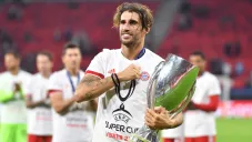 Javi Martínez posa con la Supercopa de Europa