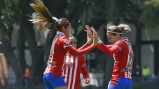 Joseline Montoya festeja un gol con Alicia Cervantes