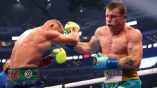 Canelo Álvarez y Saunders en pleno combate