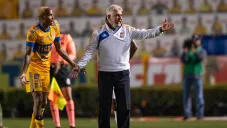 El Tuca Ferretti junto a Quiñones en partido de Tigres
