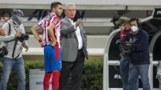 Víctor Manuel Vucetich da instrucciones en partido con Chivas