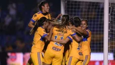 Jugadoras de Tigres Femenil en festejo