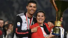 Cristiano Ronaldo y su madre tras un título de la Juventus