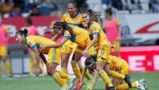 Jugadoras de Tigres festejan anotación ante Rayadas