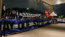 Afición de Cruz Azul alentando a su equipo en el hotel de concentración