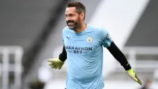 Scott Carson calentando previo al duelo entre el Manchester City y el Newcastle