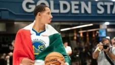 Juan Toscano-Anderson con la bandera de México