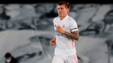 Toni Kroos durante un duelo con el Real Madrid
