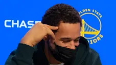 Juan Toscano durante la firma de su nuevo contrato