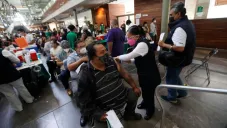 Personas recibiendo la vacuna contra el Covid-19