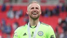 Kasper Schmeichel celebra título de la FA Cup con el Leicester City