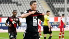 Robert Lewandowski festeja su gol 40 en la temporada