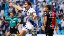 Ormeño corre tras un gol de Puebla ante Atlas