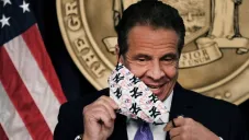 El gobernador de Nueva York se retira la mascarilla