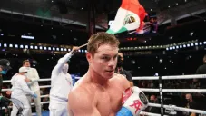 Saúl Álvarez en festejo tras victoria