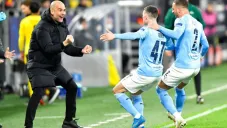 Pep Guardiola celebra con sus jugadores