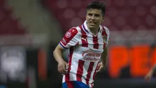 Fernando Beltrán en un duelo con Chivas