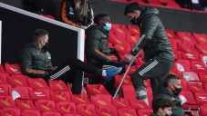 Harry Maguire con muletas en las gradas