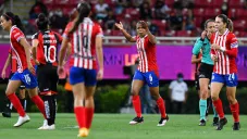 Miriam Castillo, festeja con sus compañeras