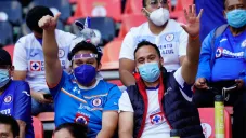 Afición de Cruz Azul en las gradas del Azteca